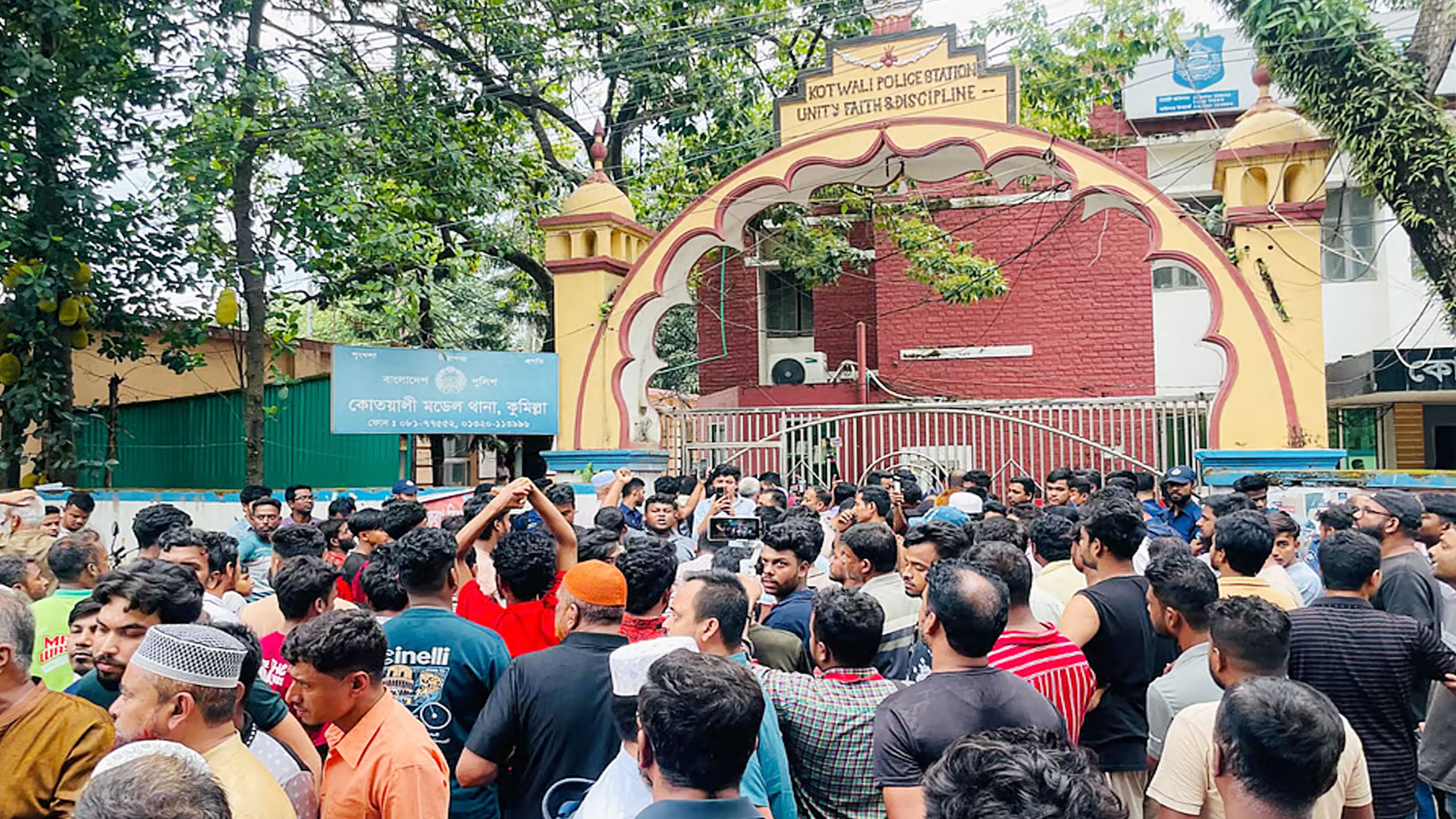 কুমিল্লায় বিএনপি নেতার আটকের প্রতিবাদে থানা ঘেরাও, বাস টার্মিনাল বন্ধ