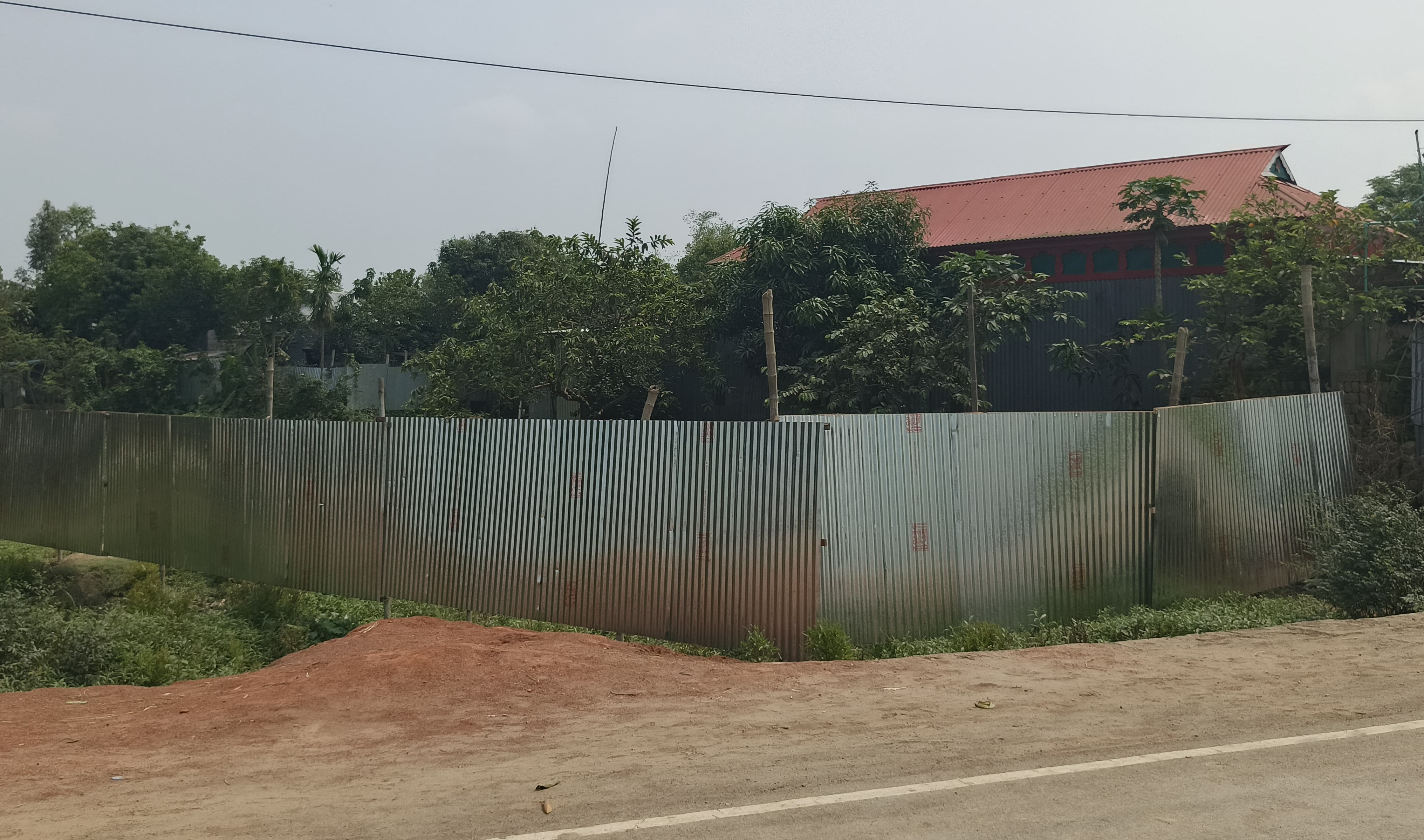 ১৪৪ ধারা ভেঙে টিনশেড তুলে জমি দখল, প্রশাসনিক হস্তক্ষেপের দাবি