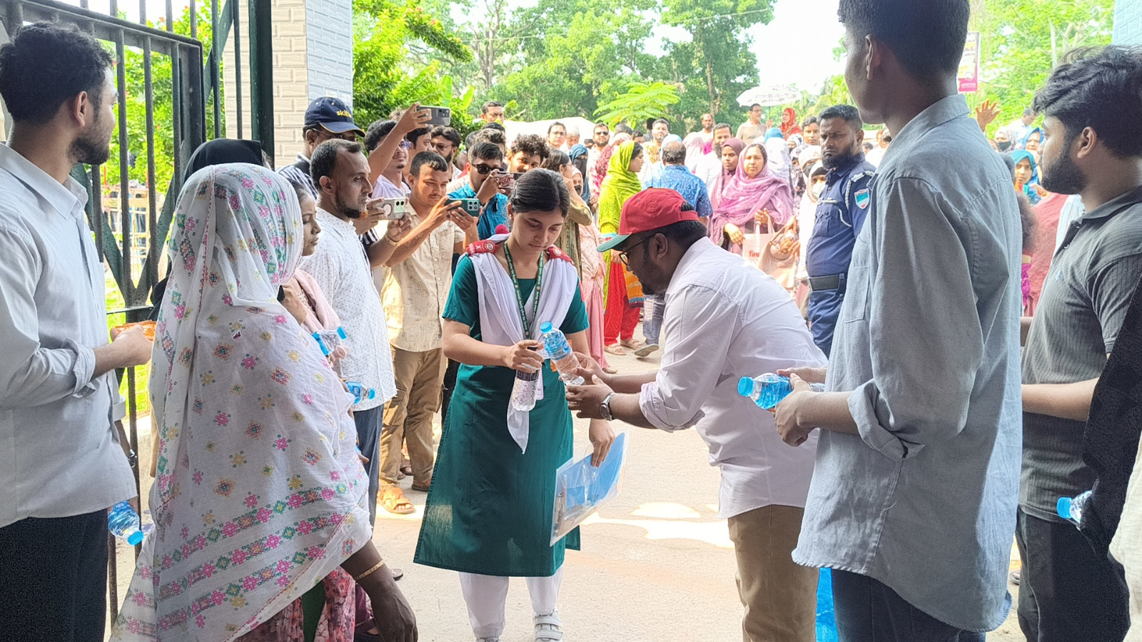 বাগেরহাটে এসএসসি পরীক্ষার প্রথম দিন: ৩০৭ পরীক্ষার্থী অনুপস্থিত, কেন্দ্রজুড়ে শান্তিপূর্ণ পরিবেশ