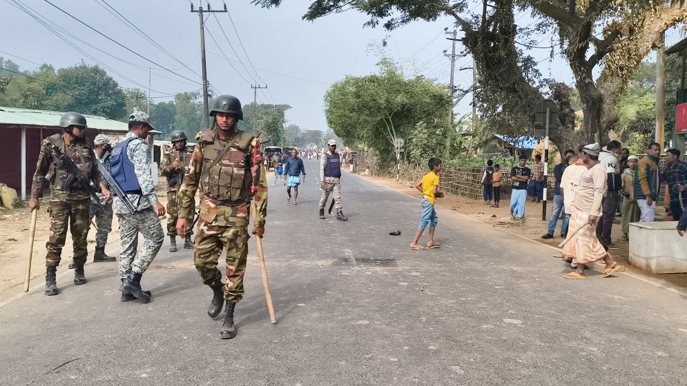 কক্সবাজারে হোয়াইক্যংয়ে শিশু গুলিবিদ্ধ, এলাকায় অবরোধ