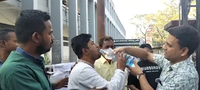 অবশেষে ৩২ ঘণ্টা অনশন ভেঙে ফেনী-২ প্রার্থী পেলেন সাফল্য