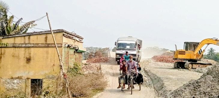 ডুমুরিয়ার হাসানপুর ব্রিজ নির্মাণ ব্যাহত, অবৈধ স্থাপনা হয়ে দাঁড়ালো বড় বাধা