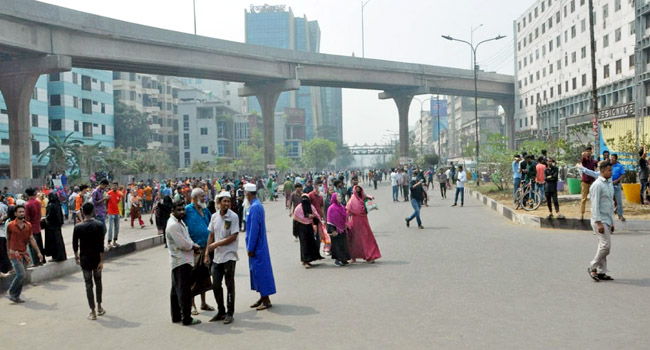 ৭ ঘণ্টা পর বনানী সড়ক ছাড়লেন পোশাক শ্রমিকরা