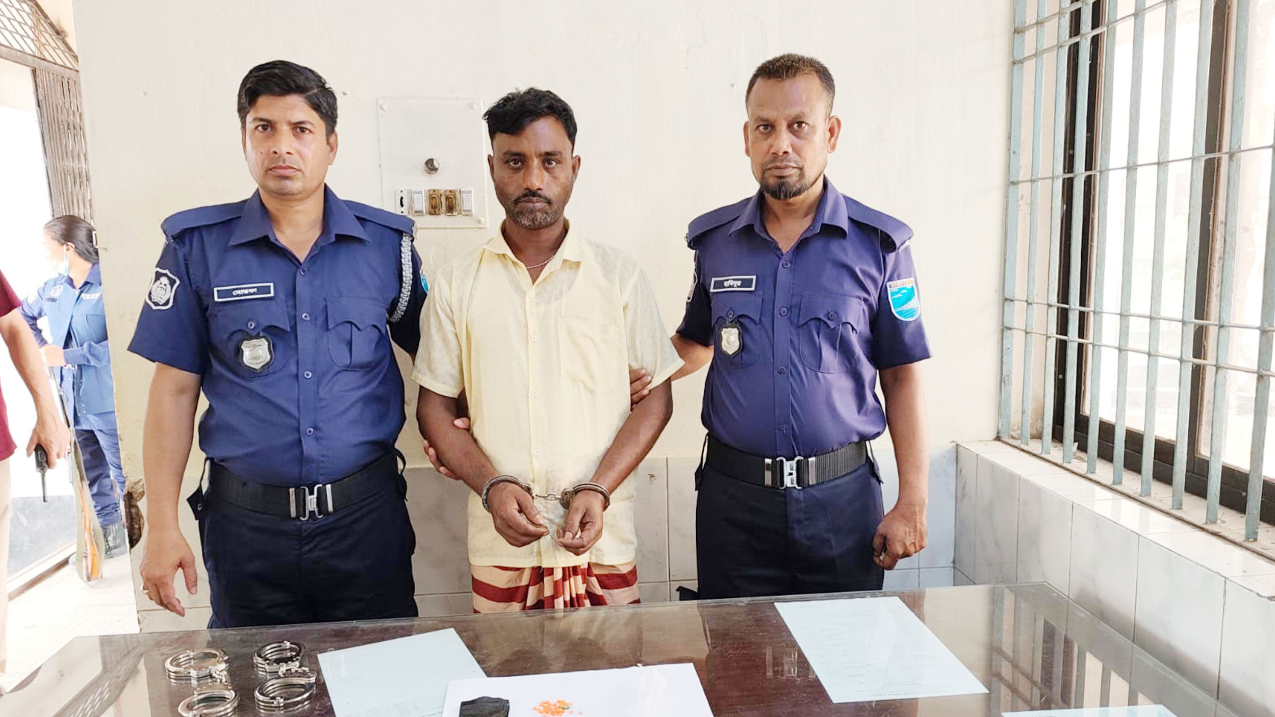 কিশোরগঞ্জে মাদকবিরোধী অভিযানে শীর্ষ কারবারি গ্রেফতার, উদ্ধার ৪৪ পিস ইয়াবা