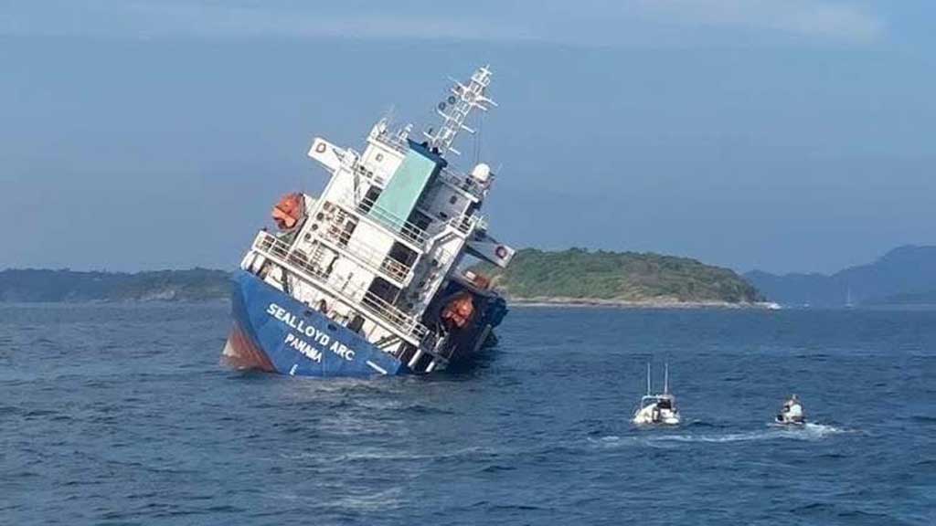 ফুকেট উপকূলে কাত হয়ে ডুবে গেল কন্টেইনার জাহাজ, ১৬ বাংলাদেশি নাবিক উদ্ধার