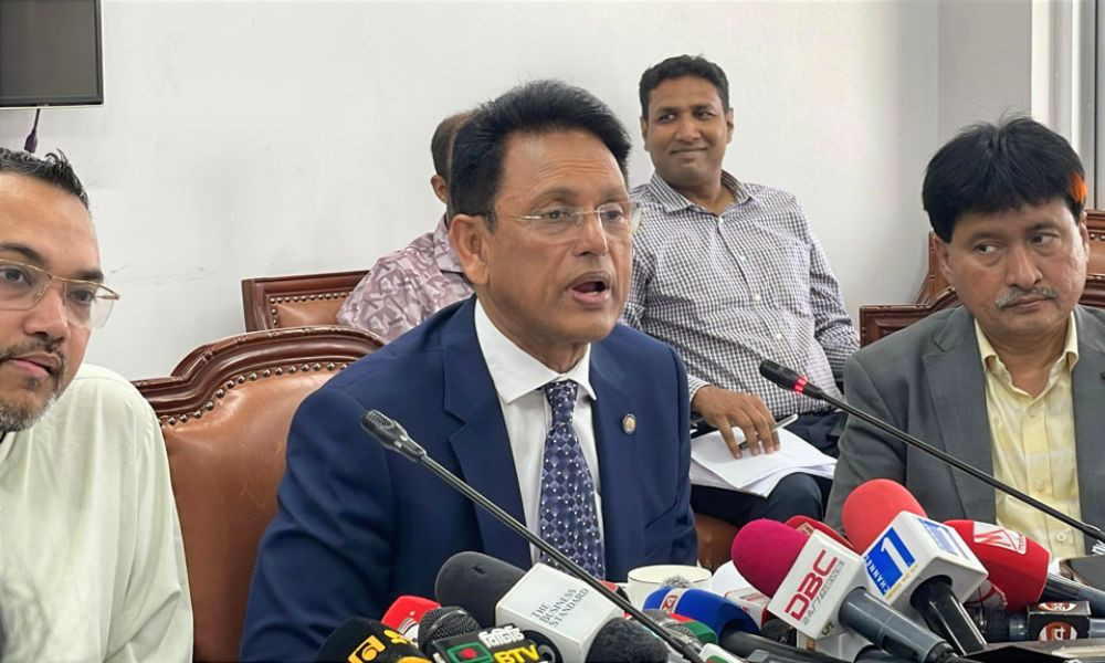 শিক্ষামন্ত্রীর আকস্মিক কেন্দ্র পরিদর্শন ঘিরে কৌতূহল, গন্তব্য গোপন