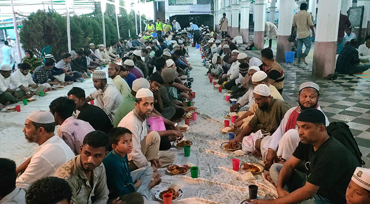 চট্টগ্রামের আন্দরকিল্লা শাহি জামে মসজিদে রোজার ইফতার: এক কাতারে ধনী-গরিব, নেই হুল্লোড়