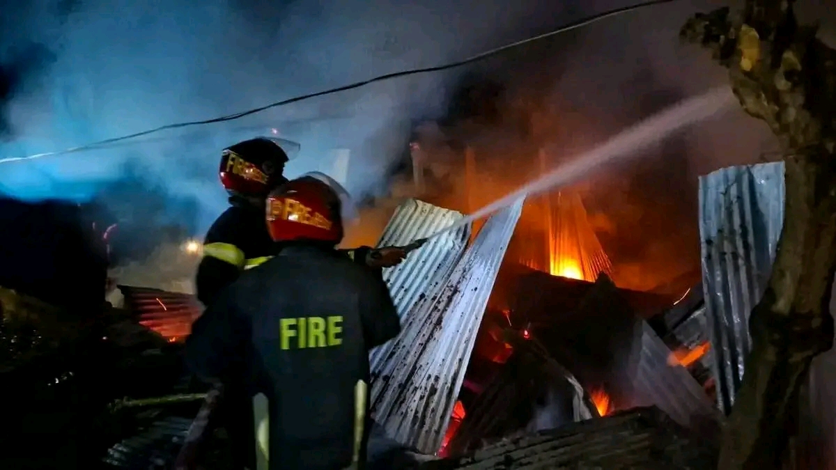 প্রেমিককে কুপিয়ে আহতের জেরে প্রেমিকার চাচা-ফুফুর বাড়িতে আগুন