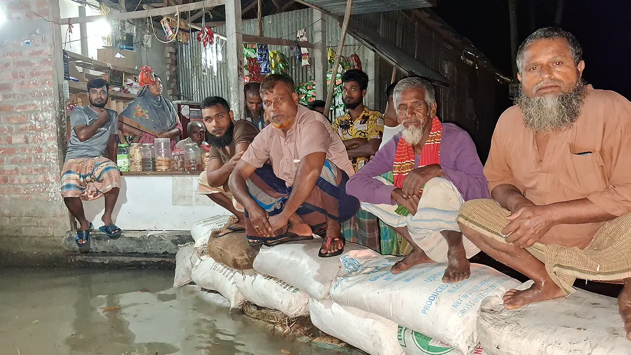 তিস্তায় পানি বৃদ্ধি পাওয়ায় দুশ্চিন্তায় নির্ঘুম রাত পার করছেন নদীপাড়ের মানুষ। ছবি: সংগৃহীত