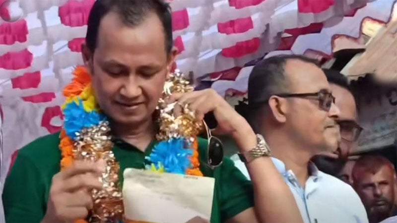 সমাবেশ মঞ্চে কামরুজ্জামান কামরুল নামে এক বিএনপি নেতাকে ১০ লাখ টাকার চেক উপহার দেন এক কর্মী।ছবি: সংগৃহীত