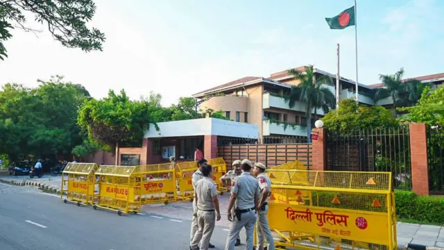 দিল্লিতে বাংলাদেশ হাইকমিশনের সামনে হিন্দু চরমপন্থীদের বিক্ষোভ, হাইকমিশনারকে হত্যার হুমকি