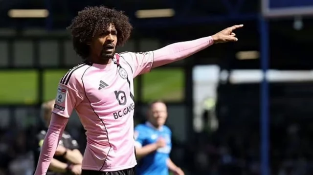 মাঠে বর্ণবাদী আক্রমণের শিকার হামজা, প্রতিবাদ করতেই উল্টো হলুদ কার্ড!