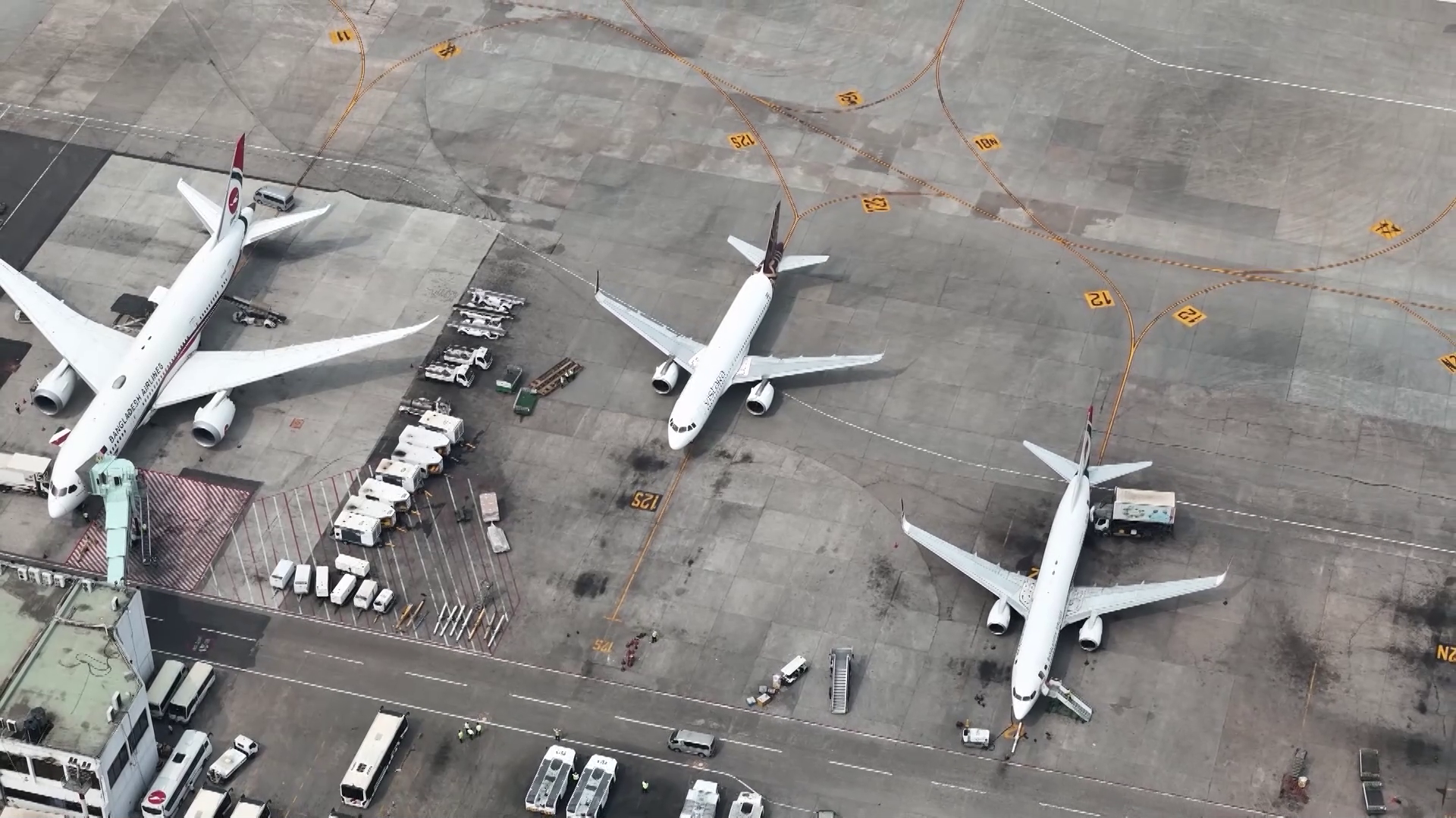 যুদ্ধের ধাক্কায় বিপর্যস্ত আকাশপথ, দীর্ঘমেয়াদি ক্ষতির শঙ্কায় এভিয়েশন খাত