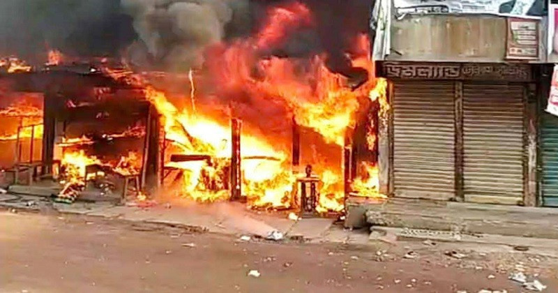 ৫ দোকান পুড়ে ছাই, ক্ষতি প্রায় ১০ লক্ষ টাকা