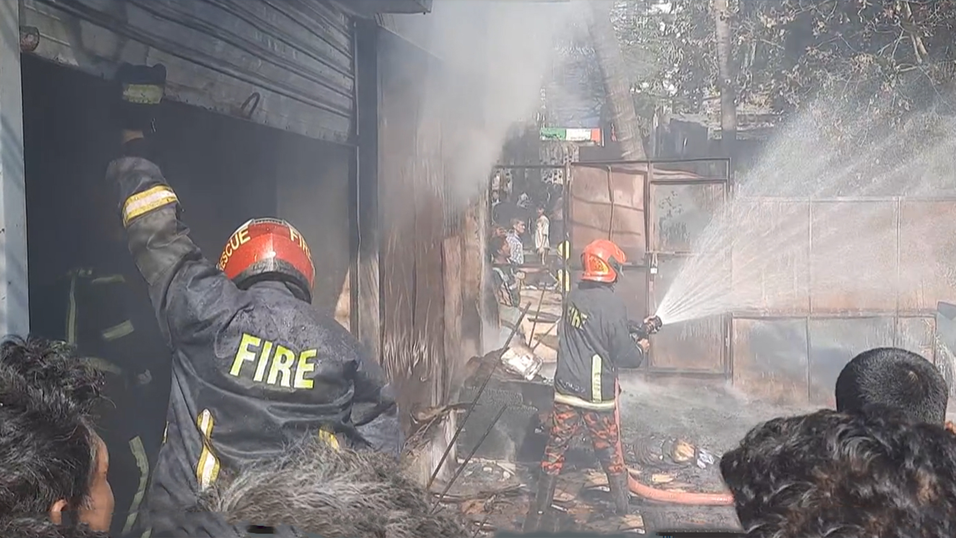 চট্টগ্রামের চকবাজারে মার্কেটে আগুন