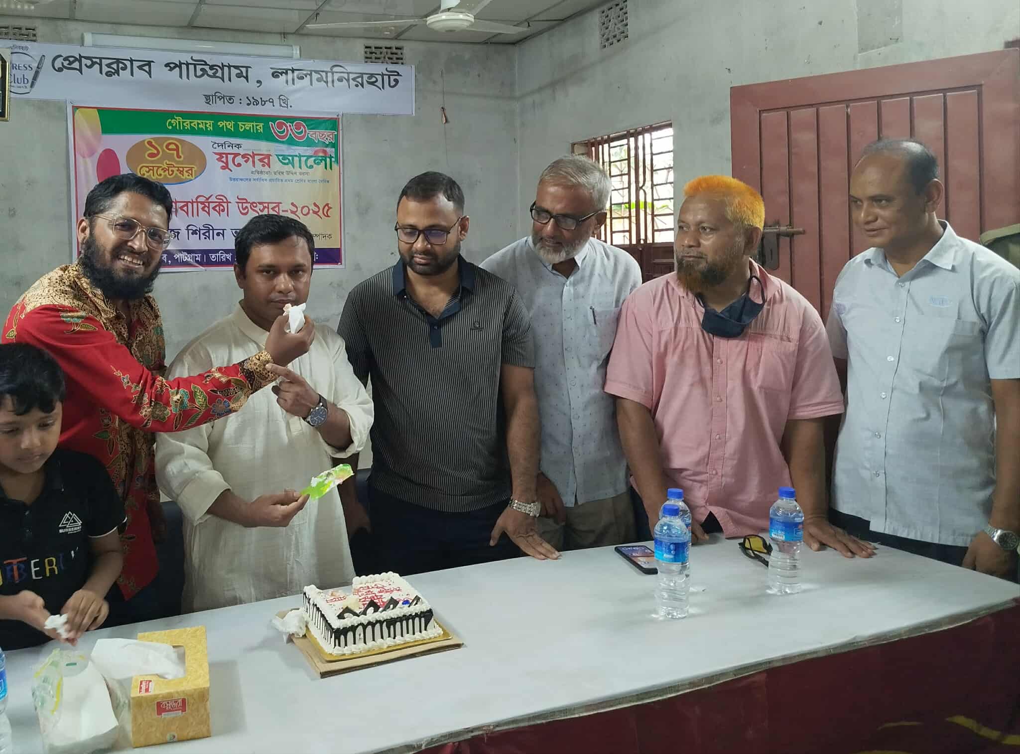 পাটগ্রাম উপজেলায় উৎসবমুখর পরিবেশে কেক কেটে উদযাপিত