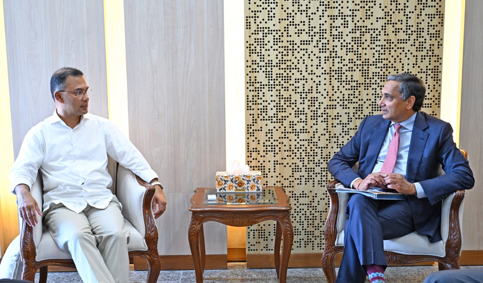 ঢাকায় আইএমএফের সঙ্গে বৈঠক: সংস্কার এজেন্ডায় জোর, ঋণ ছাড়ে নতুন আশাবাদ