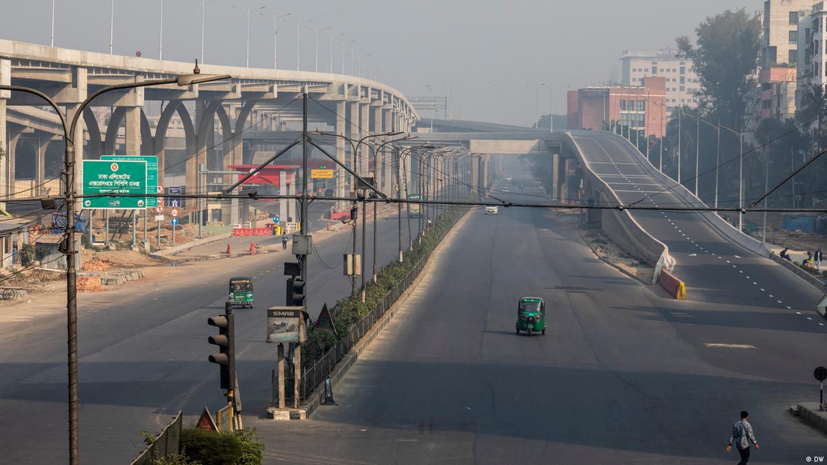 ভোট দিতে ছুটছে মানুষ, ফাঁকা হচ্ছে ঢাকা