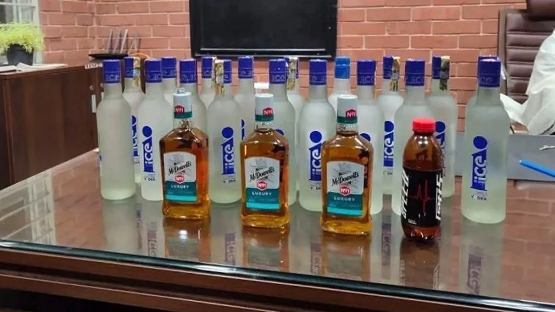 জাবির হল কক্ষে ২১ বোতল বিদেশি মদ উদ্ধার, এক শিক্ষার্থী আটক