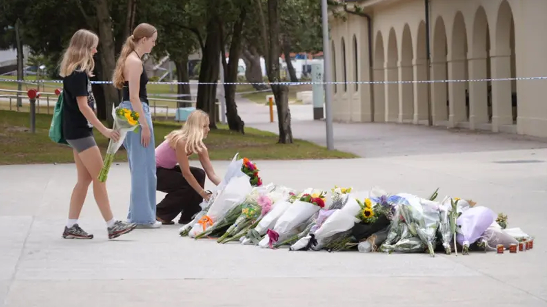 সিডনিতে সন্ত্রাসী হামলায় বাবা–ছেলের হাত, নিহত বেড়ে ১৬