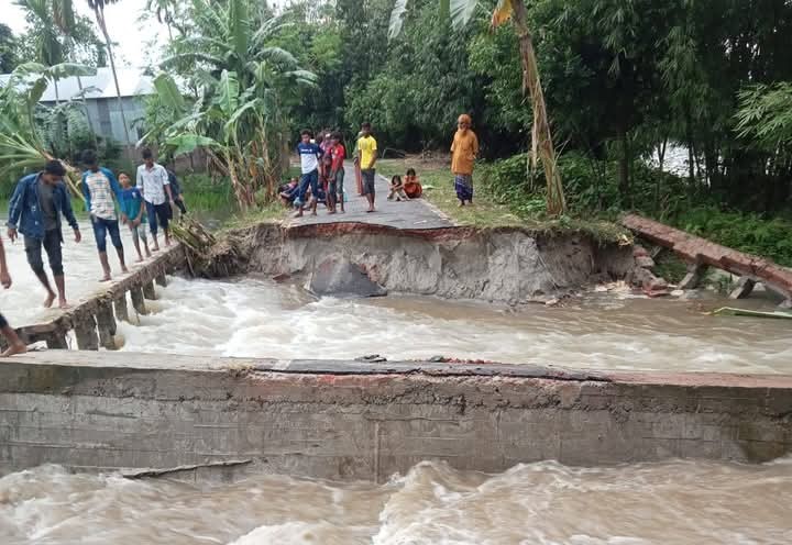 দহগ্রাম ইউনিয়নের বিভিন্ন এলাকায় তিস্তা নদীর পানি বৃদ্ধি পাওয়ায় দেখা দিয়েছে আকস্মিক বন্যা । ছবি: সংগৃহীত