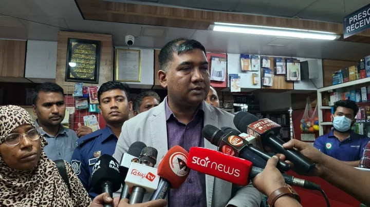 লাজফার্মাকে জরিমানা করার পর গণমাধ্যমকে ব্রিফ করছেন টাঙ্গাইল জেলা ভোক্তা অধিদপ্তরের সহকারী পরিচালক আসাদুজ্জামান রোমেল। ছবি: সংগৃহীত