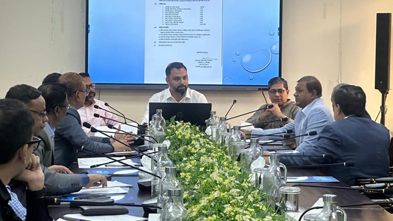 সারা দেশে খেলার মাঠ স্থাপনে কাজ করছে সরকার: আমিনুল হক