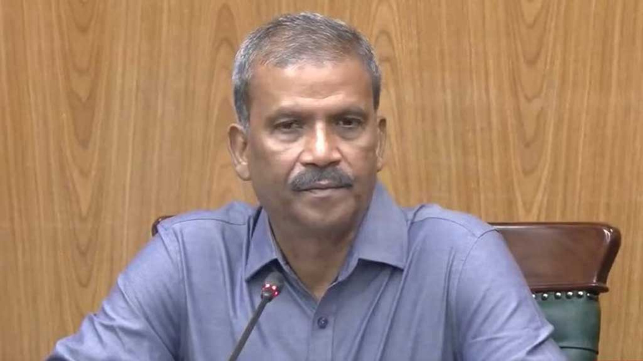 এখন থেকে সরকারের সমালোচনা কম করব: আসিফ নজরুল