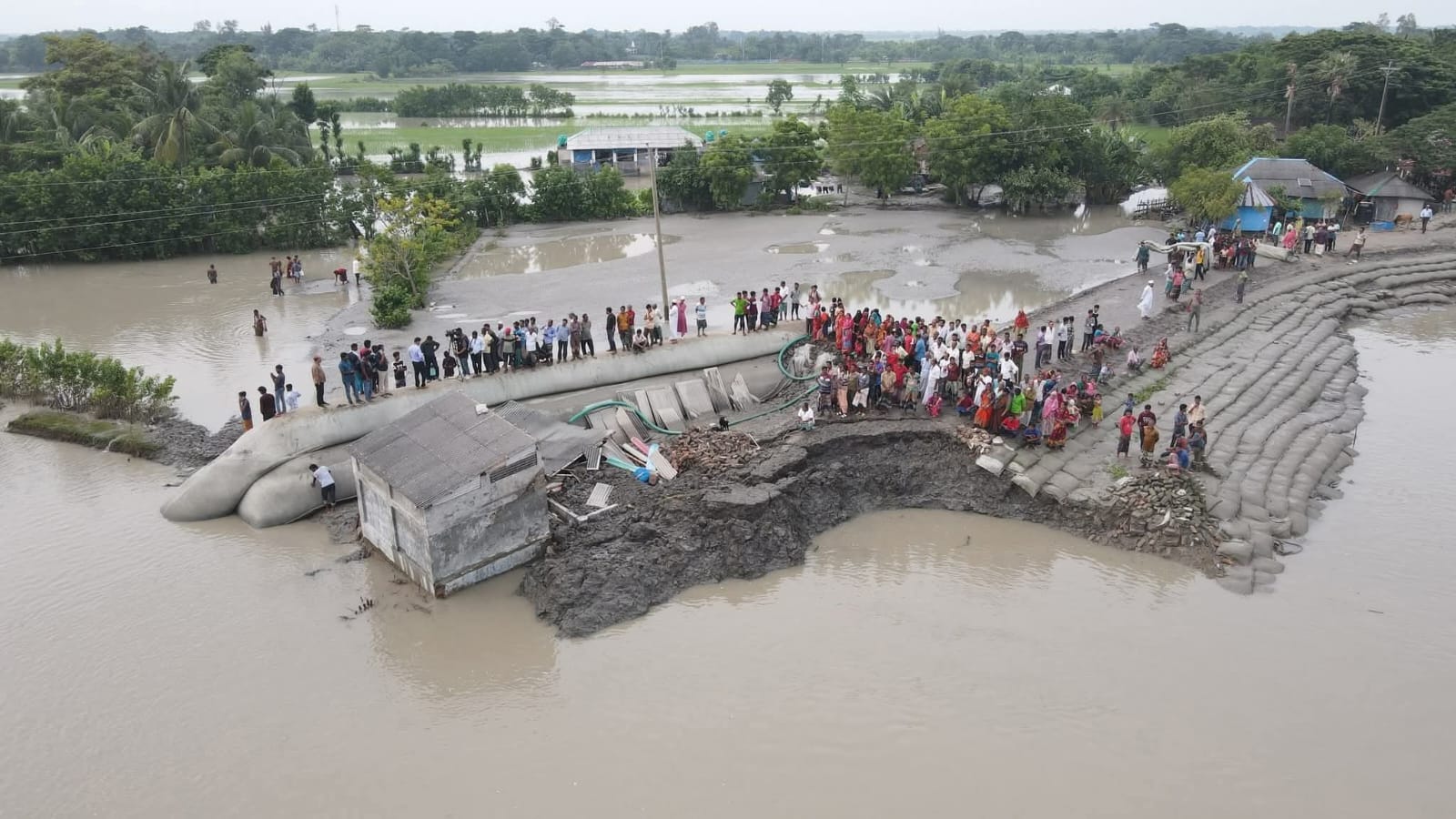 খুলনার দাকোপে জোয়ারের তোড়ে বেড়িবাঁধ ভেঙে তিলডাঙ্গা ইউনিয়নের বিস্তীর্ণ এলাকা প্লাবিত। ছবি: এস কে বাপ্পি