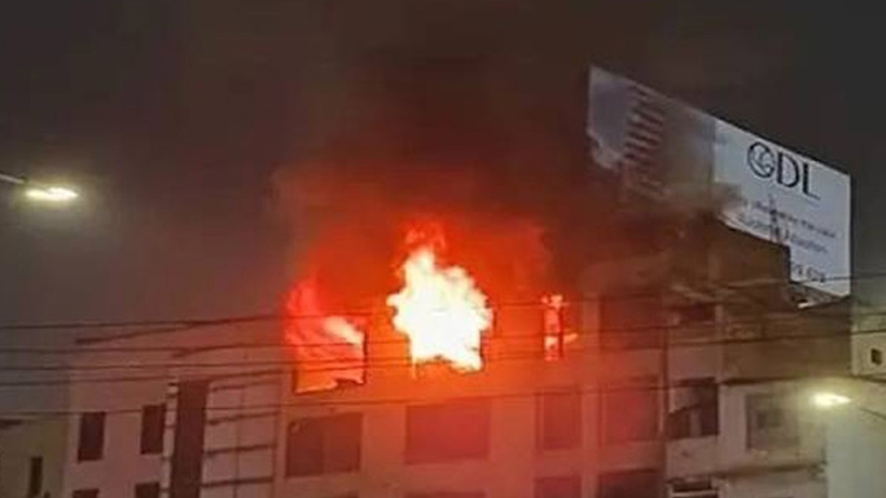 রাজধানীর বনানীতে বহুতল ভবনে ভয়াবহ আগুন