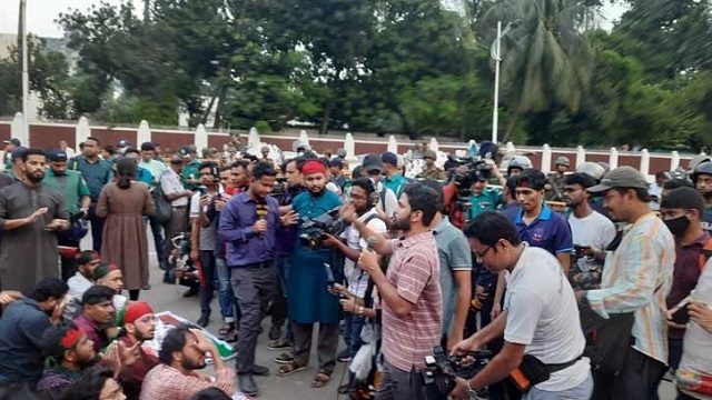 বঙ্গভবনের সামনে জনতার বিক্ষোভ, সেনাবাহিনীর জলকামান মোতায়েন