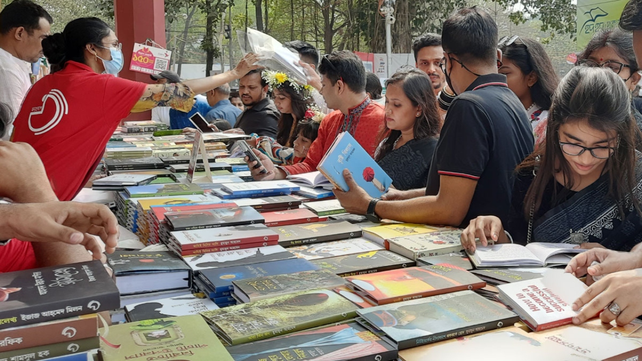 পর্দা উঠল অমর একুশে বইমেলা-২০২৬, প্রতিপাদ্য ‘বহুমাত্রিক বাংলাদেশ’