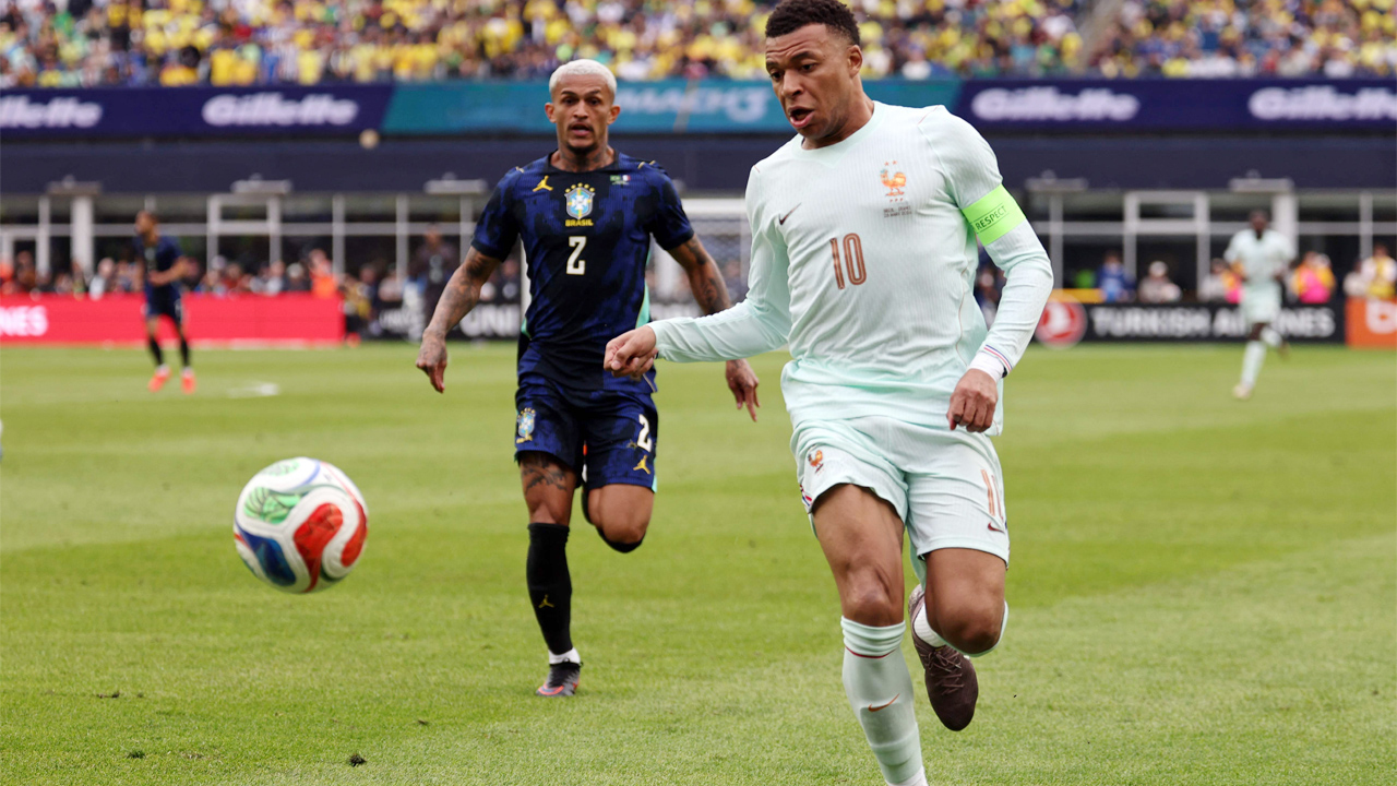 ১০ জনের দল নিয়েই ব্রাজিলকে হারিয়ে চমক দেখাল ফ্রান্স