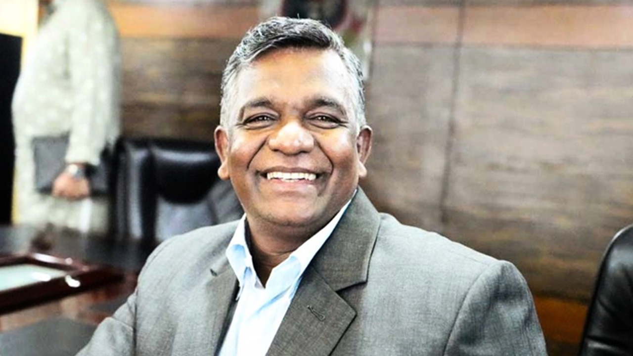 রাতভর দেশ ছাড়ার গুঞ্জনের মধ্যেই বিসিবিতে হাজির বুলবুল