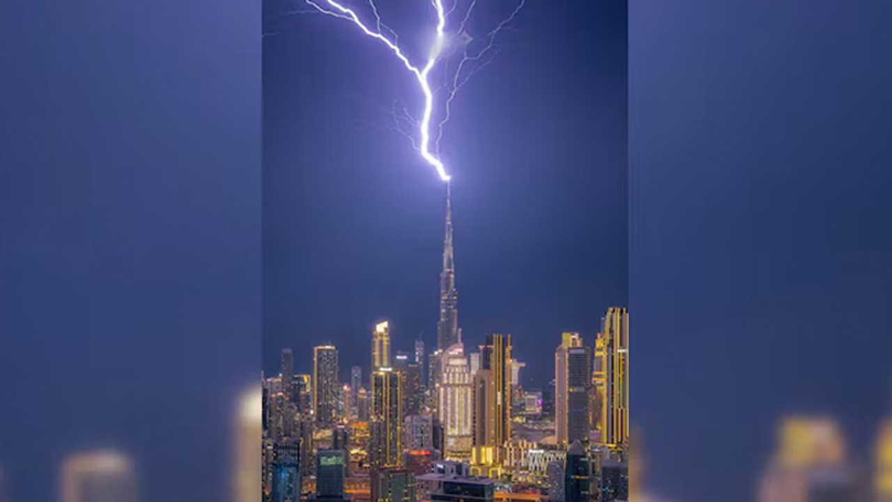 বিশ্বের সর্বোচ্চ ভবন দুবাইয়ের বুর্জ খলিফার উপর ভয়াবহ বজ্রপাত