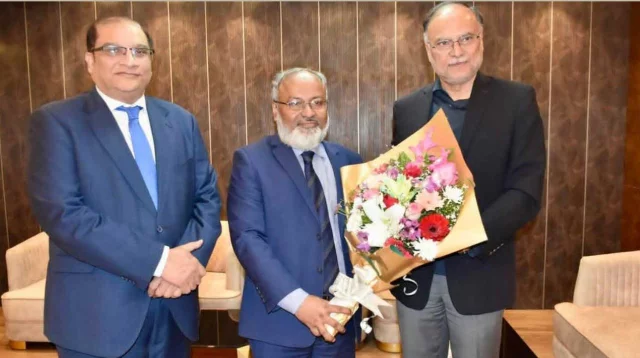 শপথ অনুষ্ঠানে যোগ দিতে ঢাকায় পৌঁছেছেন পাকিস্তানের মন্ত্রী আহসান ইকবাল