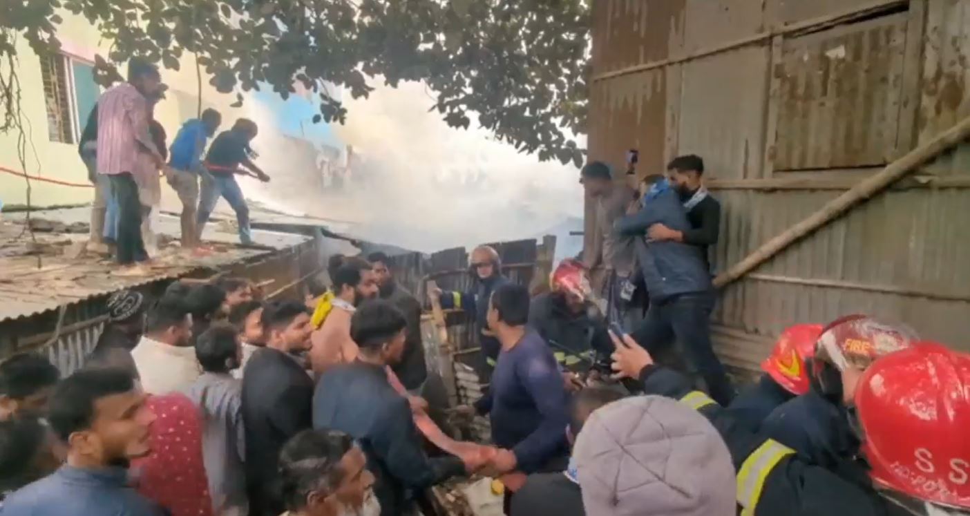 মোহাম্মদপুর বস্তিতে আগুন
