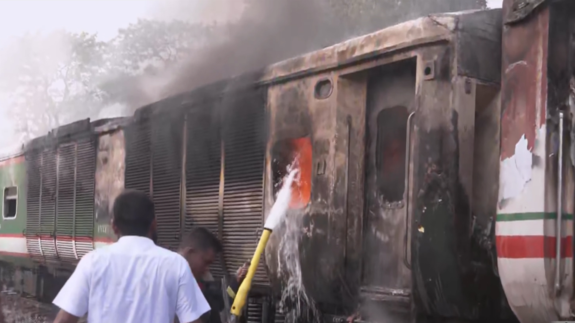 চট্টগ্রামে ঢাকাগামী চট্টলা এক্সপ্রেসে আগুন, আগুন নিয়ন্ত্রণে