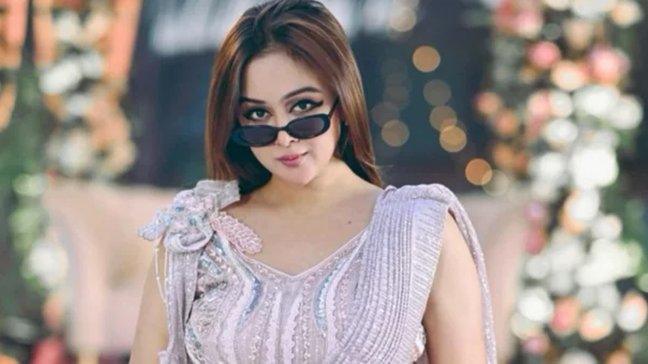 আলোচনায় থেকেও সংরক্ষিত আসনে জায়গা হলো না চমকের