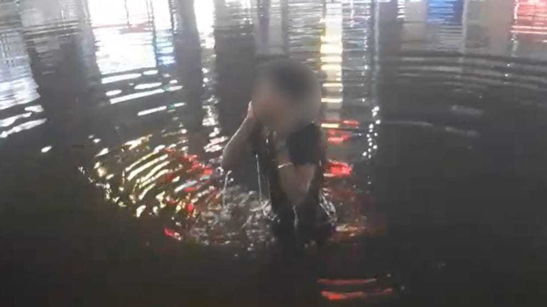 চুরির দায়ে পুকুরে ২০ ডুব, শাস্তির পর মানবিকতাও দেখাল বরিশালবাসী