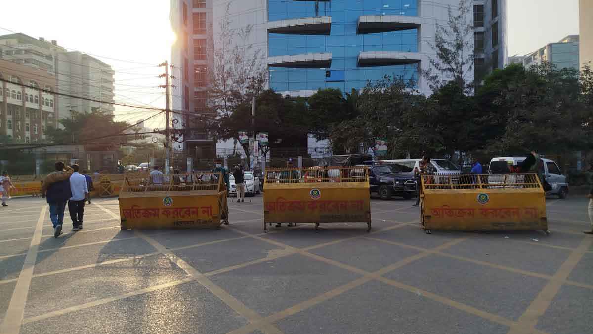 জাতীয় সংসদ নির্বাচন ও গণভোটের তফসিলকে সামনে রেখে নির্বাচন ভবনে কড়া নিরাপত্তা