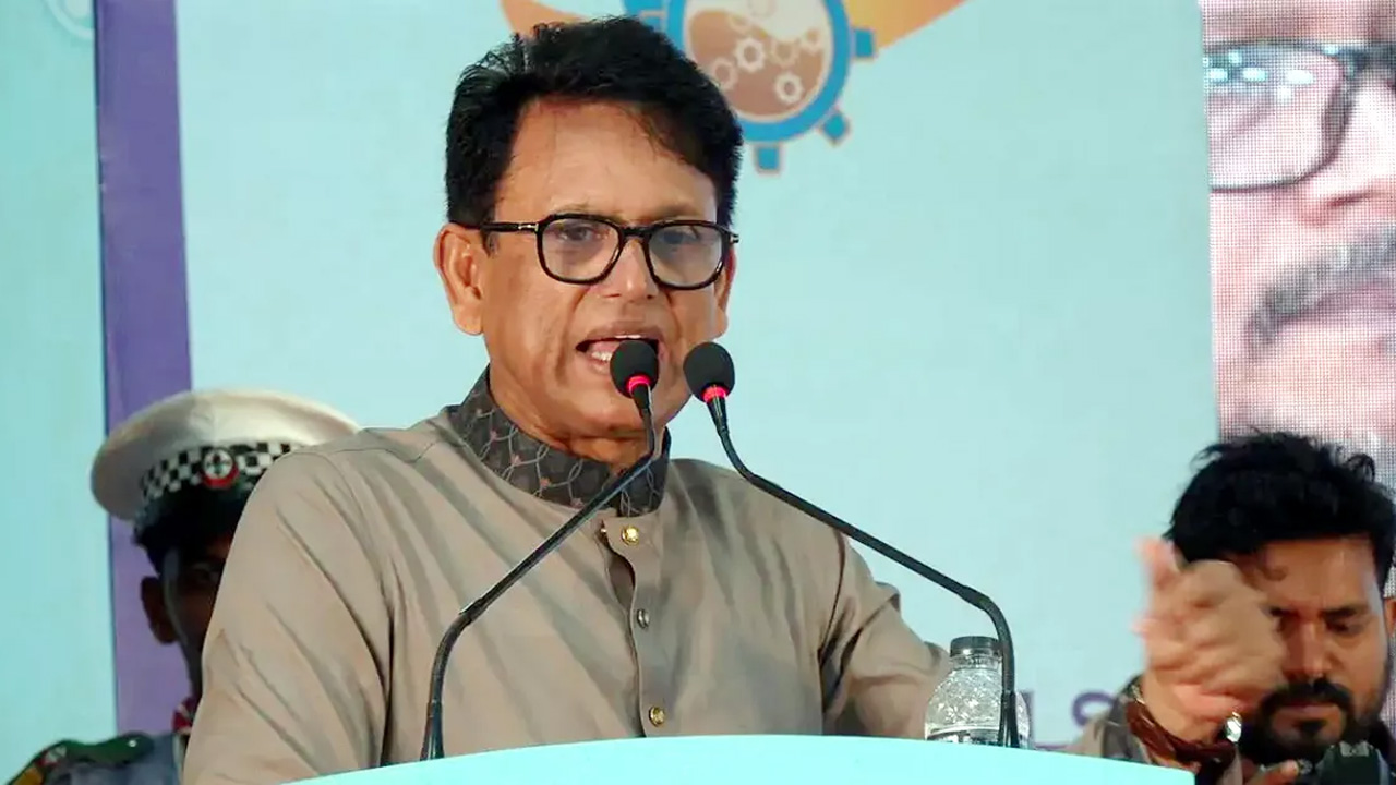 পরীক্ষাকেন্দ্রে সিসি ক্যামেরা বন্ধ থাকলে বুঝবো ‘ডাল মে কুচ কালা হ্যায়’: শিক্ষামন্ত্রী