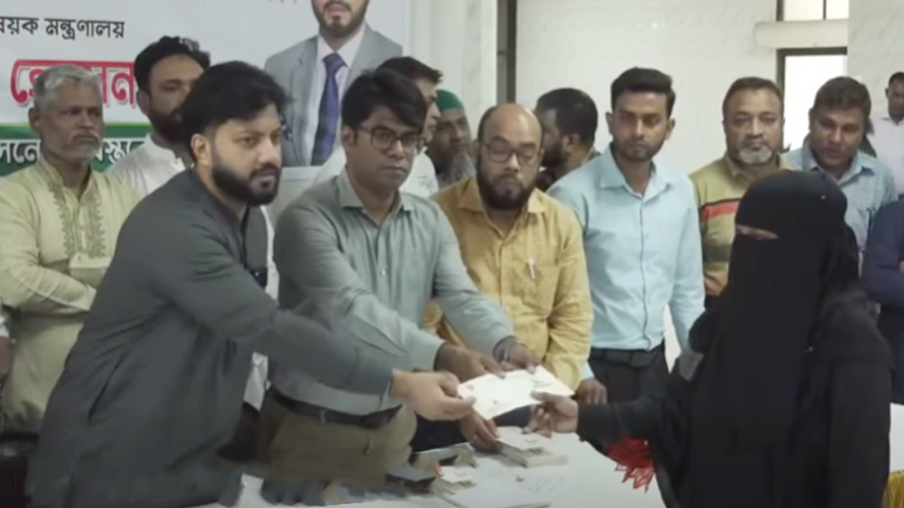 ঢাকা-৬ আসনে প্রধানমন্ত্রীর পক্ষ থেকে ঈদ উপহার বিতরণ