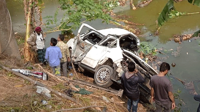 ট্রেনের ধাক্কায় মাইক্রোবাসের ৫ যাত্রী নিহত