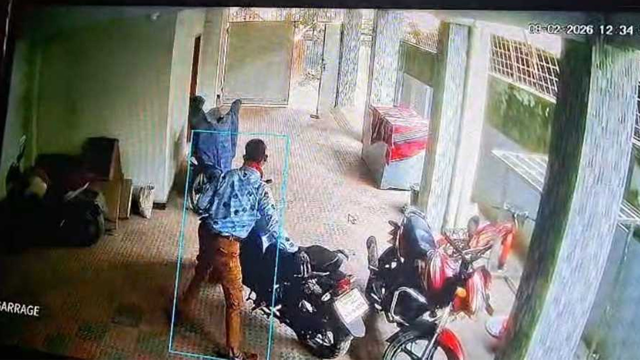 মাত্র ৩৬ সেকেন্ডে এমপি প্রার্থীর মোটরসাইকেল চুরি করে পালালো চোর