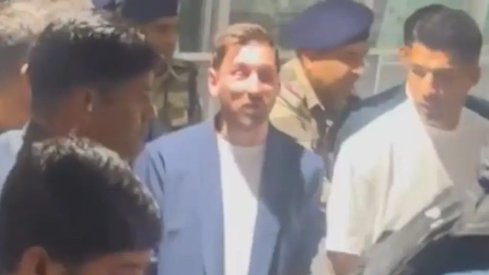 কলকাতায় পা রাখলেন মেসি, ভোররাতে বিমানবন্দরে জনসমুদ্র