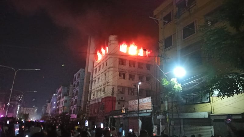 মিরপুর কালশীতে বহুতল ভবনে আগুন, ফায়ার সার্ভিসের সাত ইউনিটে নিয়ন্ত্রণে