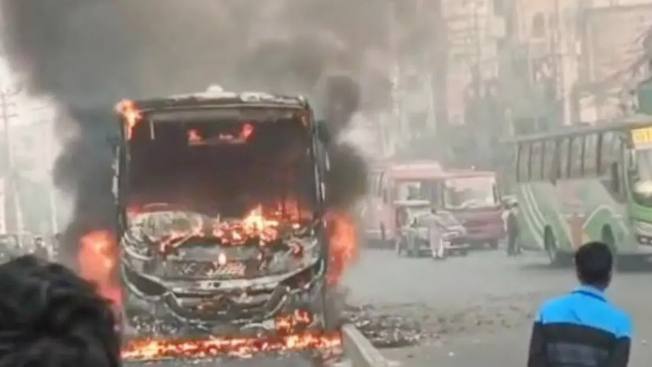 গাজীপুরে যাত্রীবাহী বাসে ভয়াবহ আগুন