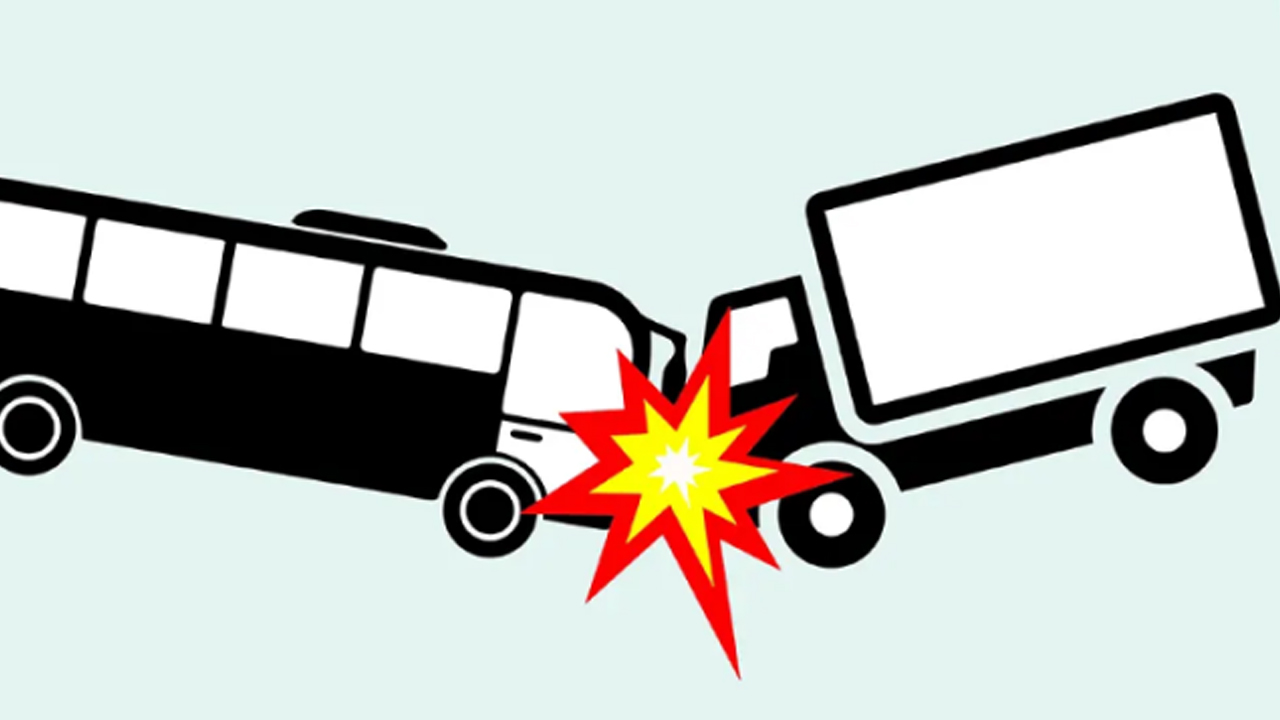 হবিগঞ্জে বাসের সঙ্গে মুখোমুখি সংঘর্ষে পুকুরে পড়ল পিকআপ, নিহত ৪