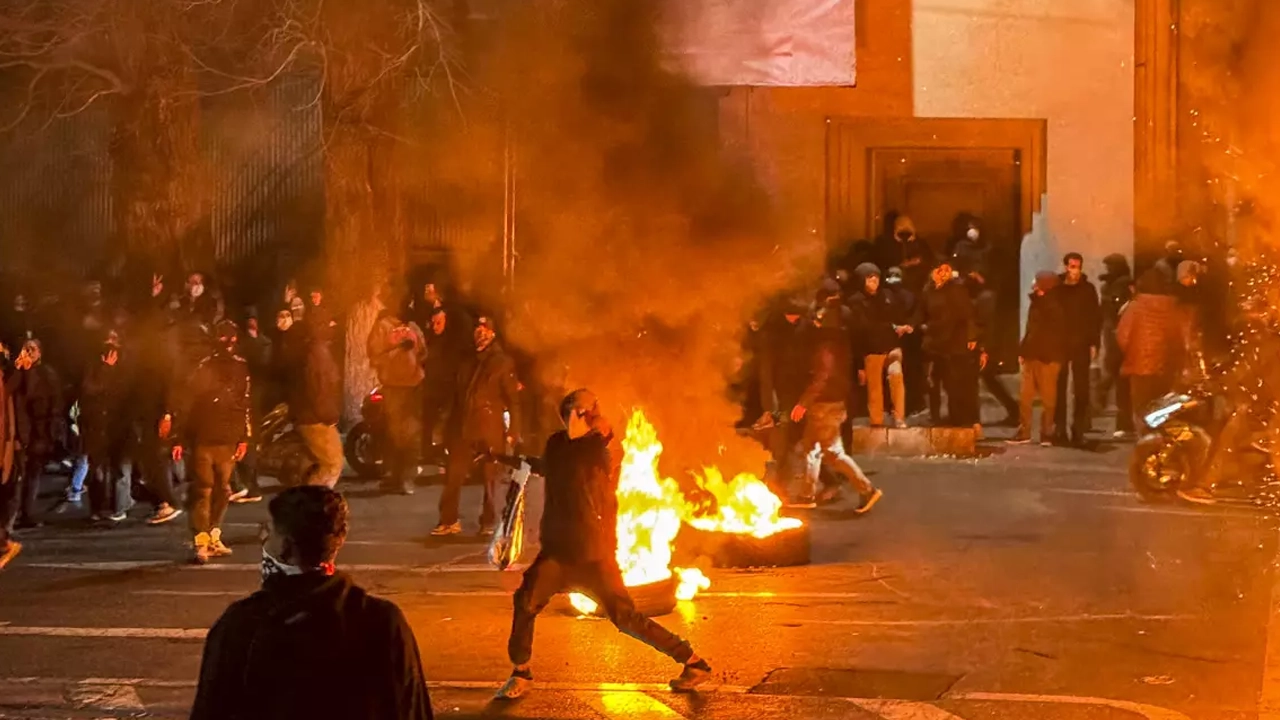 ইরানে চলমান বিক্ষোভে সহিংসতায় নিহত ৫০০ ছাড়াল